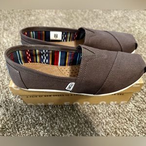 Women’s Toms size 6.5